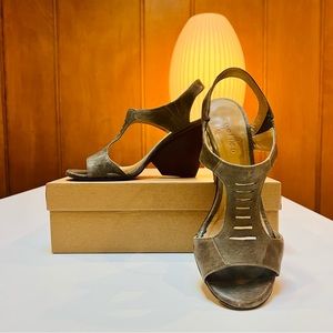 Coclico leather sandals with wooden heels. 3.5 inch heel in size 37. ⭐️